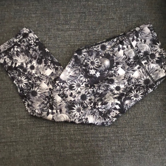 Lulu Lemon B/W floral ankle Cropped pants - Picture 1 of 3